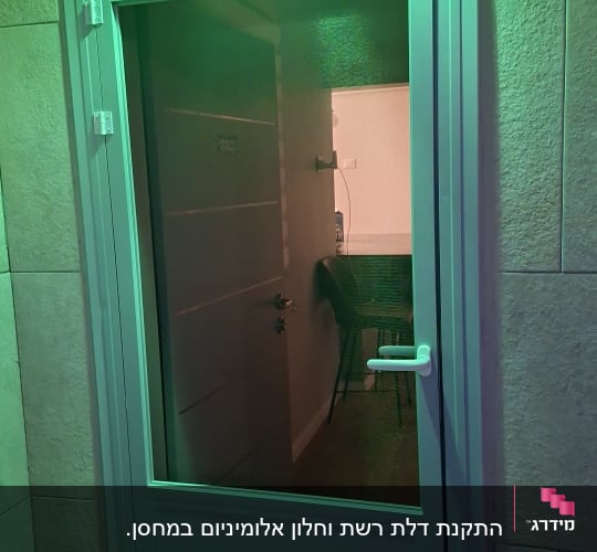 דלת אלומיניום עם ידית לבנה ותאורה ירוקה